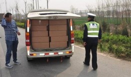 娱乐爆料面包车拉几吨